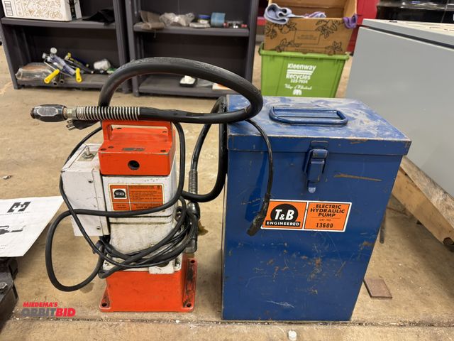 Lot 1-6343 - (1) Thomas and Betts electric hydraulic pump, Cat #13600, 120V, in working condition, with case.