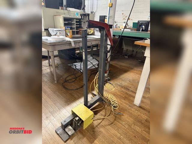 Lot 1-4925 - (1) Container Stapling Corp., model 344-L pneumatic foot pedal controlled box stapler, model CFS, S/...