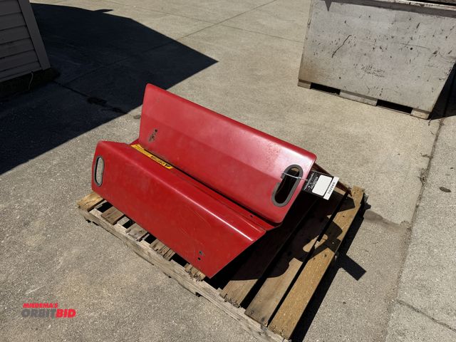 Lot 1-102565 - Massey Ferguson rear tractor fenders
