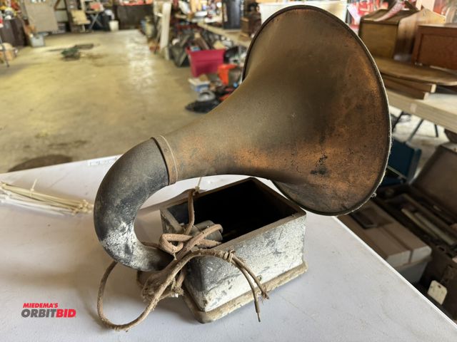 Lot 1-12299 - (1) vintage radio loud speaker.