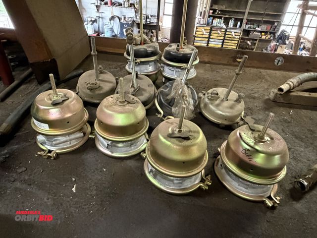 Lot 1-18609 - Lot of (10) assorted air brake chambers, all appear to be new, old stock.
