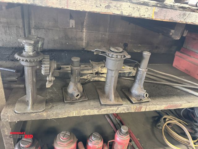 Lot 1-18536 - Lot of (4) vintage jack stands.
