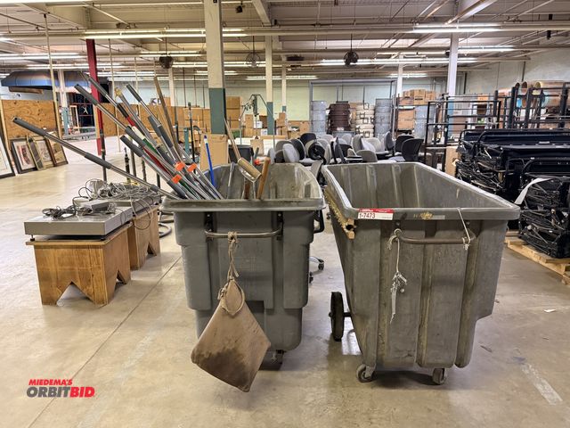 Lot 1-7473 - (1) Lot Of (2) Rubermaid Industrial Tilt Trucks 1.0 Cu.Yd.