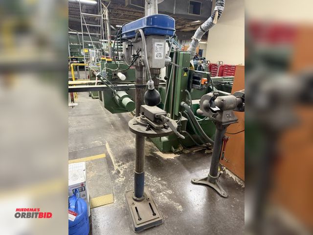 Lot 1-16986 - (1) Lincoln, model RL79DPF16582, 5/8" drill press, spindle is MT #2, 16-speed heavy duty drill press...