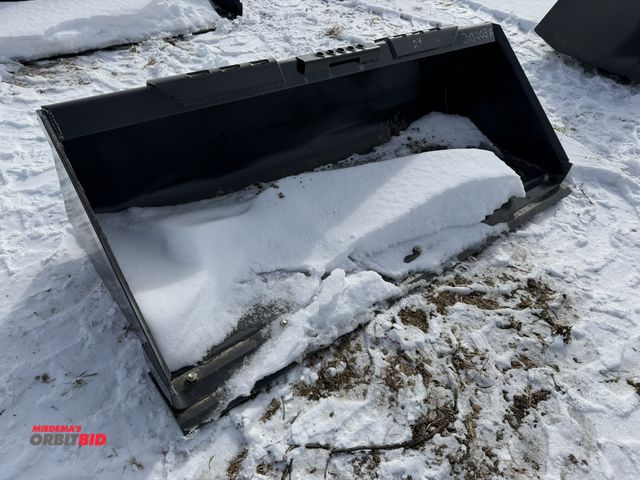 Lot 1-11533 - (1) New Holland 72" wide skid steer bucket with bolt-on cutting edge, bucket is in new condition.