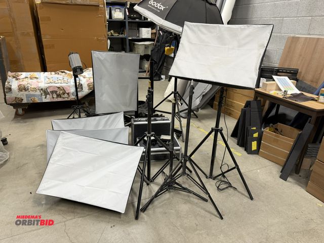 Lot 1-17279 - Large lot of photography equipment, includes (1) 22" x 16", and (4) 27" x 19" Neewer Diffusers, (3) ...