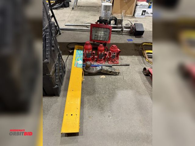 Lot 1-18604 - (1) Utilitech shop light, (1) Big Red 6-ton hydraulic jack, (2) Big Red 12-ton hydraulic jacks, (1) ...