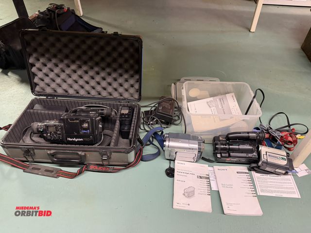 Lot 1-12183 - Lot of (4) handy cams, includes Sony Handycam Pro, Sony Digital 8, Sony Handycam Video 8, and Sony 4...