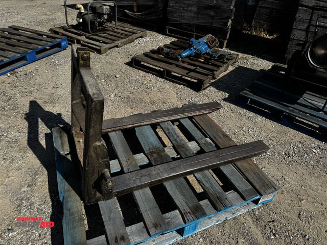 Lot 1-6948 - (1) set of 3 point attachment pallet forks, 42" long x 4" wide.