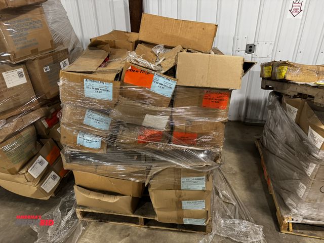 Lot 1-6783 - (1) pallet of assorted apple bags, includes 5 lb., 8 lb., and 3 lb. bags, (15) boxes of 5 lb. (2000 ...