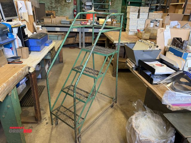 Lot 1-18830 - (1) 4-step rolling safety ladder.