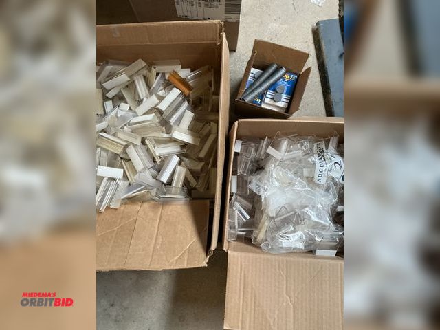 Lot 1-18399 - lot of Tablecloth clamps, bouquet table clamps, and ceramic disc magnets 1"