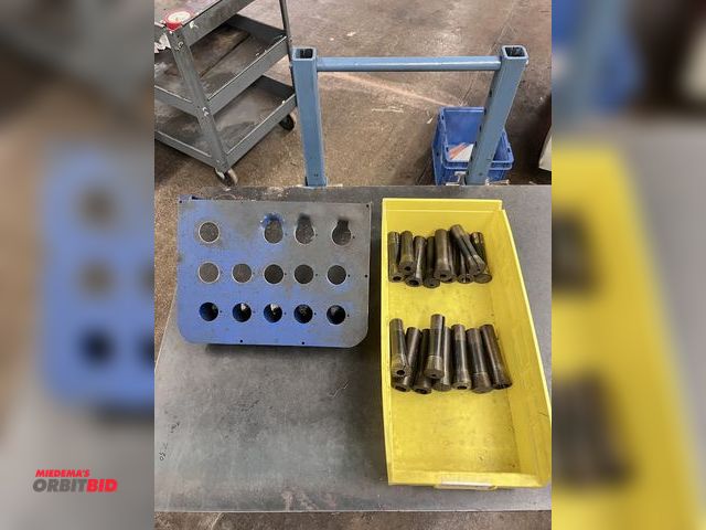 Lot 1-3584 - R8 Collet Set + Holder