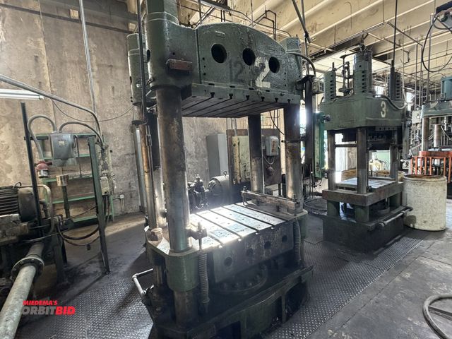 Lot 1-13357 - Adamson Machine 34-32 vertical hydraulic compression molding press 400-ton, 4-post, 36" x 42" platen...