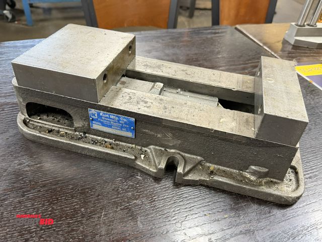 Lot 1-11082 - (1) Kurt 6" machinists vise, includes handle.