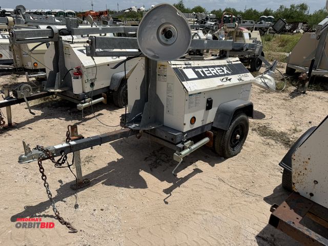 Lot 1-9499 - (1) 2012 Terex RL4000 light tower, 3-cylinder diesel engine, 4 light extendable tower, hand crank, m...