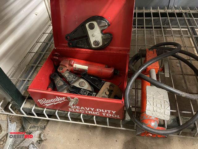 Lot 1-6270 - (1) HKP hydraulic bolt cutters with hydraulic foot pedal control, includes (2) heads, #17CD, 5/8" to...