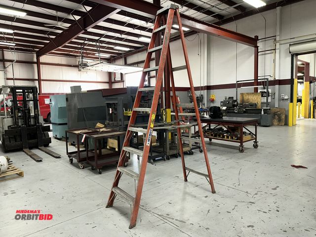 Lot 1-19193 - (1) Keller 10' fiberglass and aluminum step ladder.