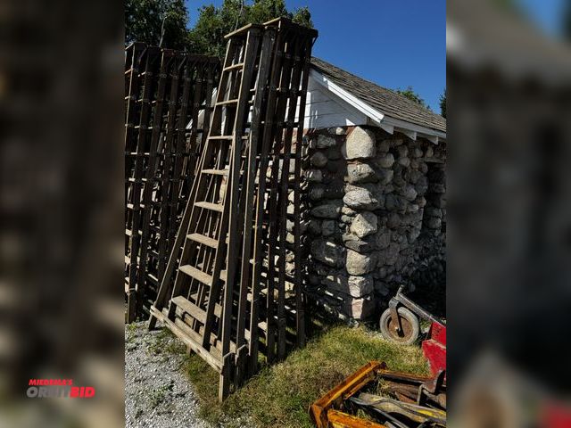 Lot 1-6979 - Lot of (6) 9' wood orchard ladders.