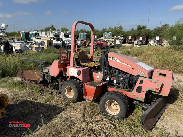 Lot 1-9553 - (1) 2013 Ditch Witch RT45 wheel mounted chain trencher, 39 HP diesel engine, hydrostatic transmissio...