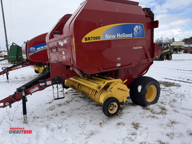 Lot 1-11713 - (1) 2014 New Holland BR7060 crop cutter round baler, Product ID# YEN181716, has extra sweep pickup, ...