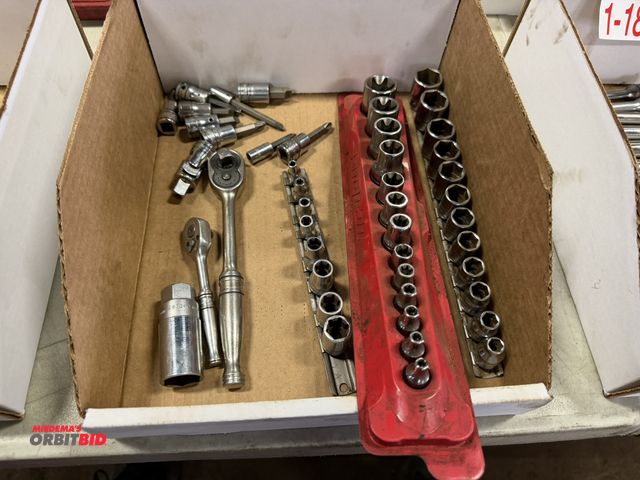 Lot 1-18408 - Lot including (1) set of Snap-On sockets (1/4" drive, 3/8" drive, and 1/2" drive), 1/4" sizes from 4...