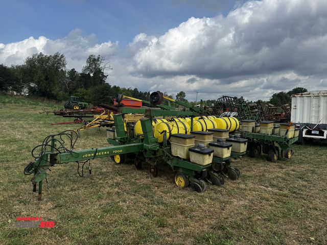 Lot 1-19727 - (1) John Deere 7000 12-row corn planter with liquid fertilizer, seed and insecticide boxes, (6) 70 g...