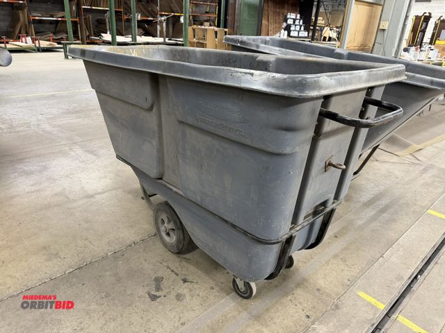 Lot 1-17322 - (1) Rubbermaid 1315 utility tub, 750 lb. rating, 1 cubic yard.