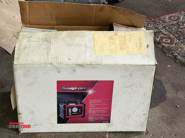 Lot 1-1178 - (1) new Snap-On, model EELD100A, leak detection system with UltraTrace UV smoke solution, includes m...