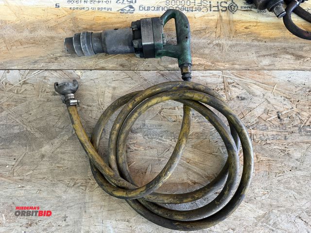 Lot 1-1333 - (1) SpeedAire 2300 BPM pneumatic hammer/chisel.