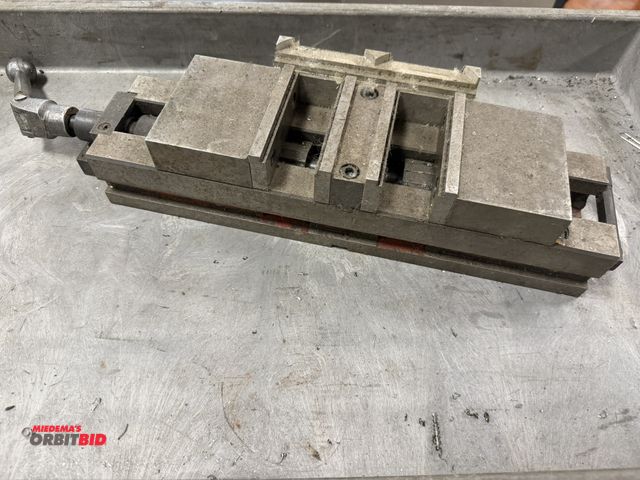 Lot 1-11093 - (1) make and model unknown 4" double vise.
