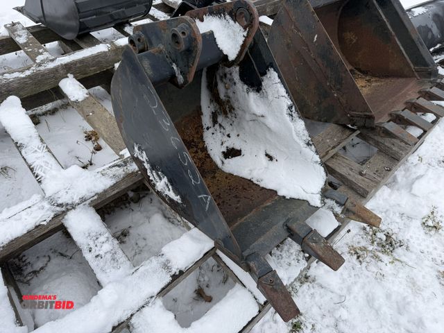 Lot 1-11709 - (1) new old stock 3-tine excavator bucket, approx. 15.5" wide, 6.5" from inside to inside of attachm...