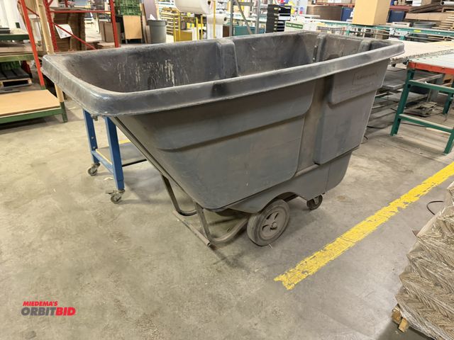Lot 1-17503 - (1) Rubbermaid 1315 standard, 1000 lb. capacity commercial tilting tub.