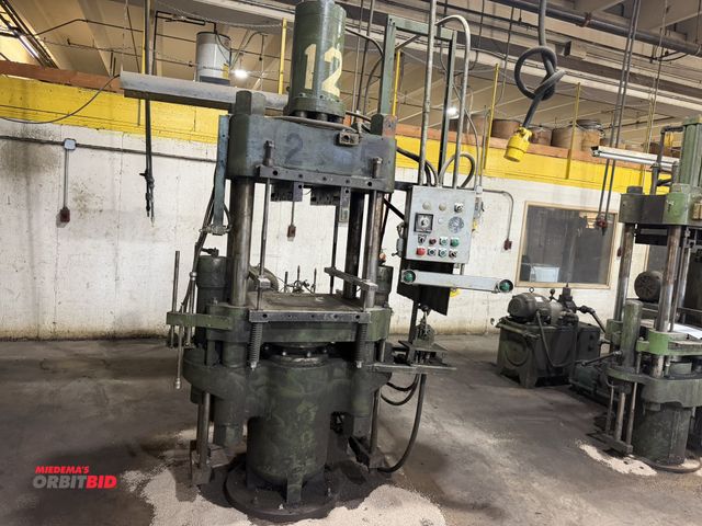 Lot 1-13366 - Logan vertical hydraulic transfer compression molding machine 200-ton, 4-post, 24 3/4" x 26" platens...