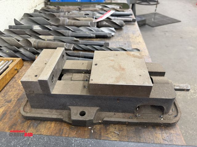 Lot 1-1676 - (1) 6" machinists vise.