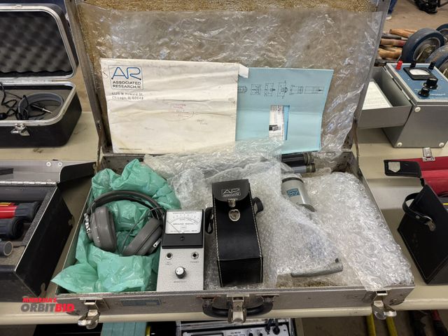 Lot 1-6317 - Associated Research ground signal detector, model 8609, with headphones, believed to be complete, wi...
