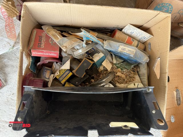 Lot 1-8563 - Lot of assorted vintage car parts, various makes.