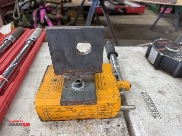 Lot 1-1425 - (1) model PML-3, 300 kg/approx. 650 lb. capacity lift magnet.