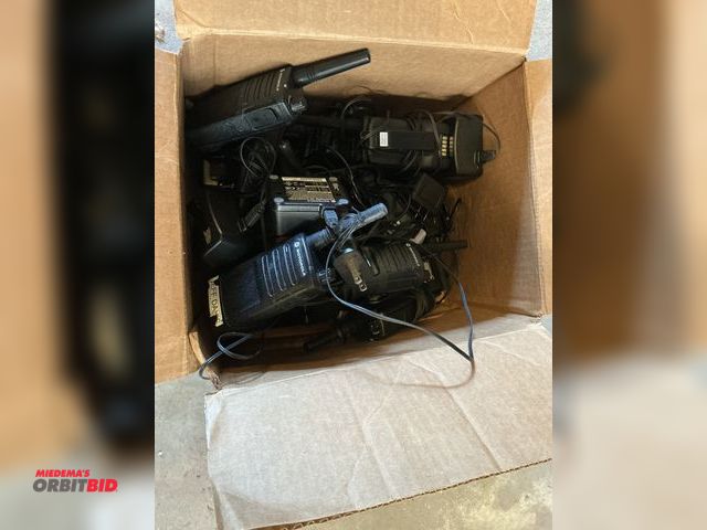 Lot 1-18338 - Motorola RMU2040 WalkieTalkie Lot of approx. 10 Motorola Walkie Talkies some with charging bases