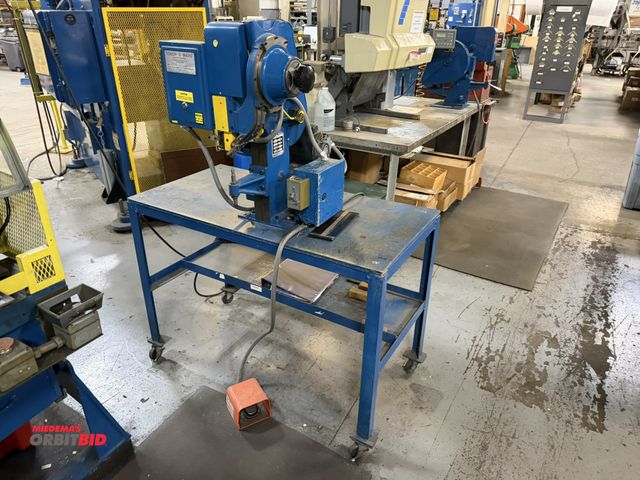 Lot 1-18905 - (1) Chicago Rivet, model 450, rivet machine, S/N 4100, jaw size .066, anvil 0372, 2270 driver, 115V,...