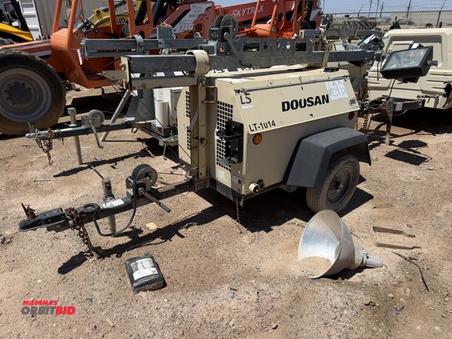 Lot 1-18220 - 2012 Doosan LSC Light Tower, 3 cylinder diesel engine, 4-light extendable tower, hand crank, mounted...