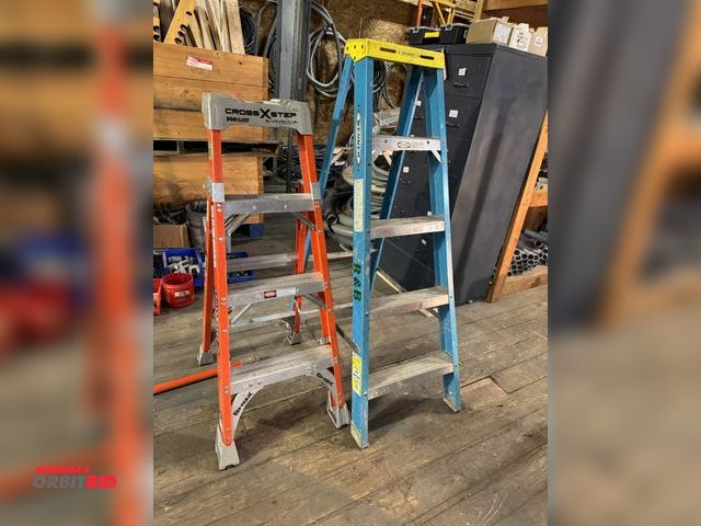 Lot 1-4484 - Lot of (2) ladders, includes Louisville Cross-X step, 300 lb. fiberglass, and Werner 5' fiberglass l...