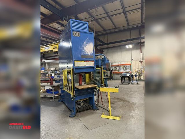 Lot 1-18510 - Cincinnati 110 OBI Press 110-ton, max. stroke 10", safety curtains, palm button station, digital con...