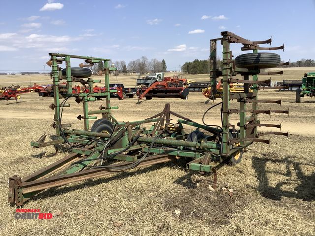 Lot 1-10432 - (1) John Deere, model 1000, 24' wide cultivator with hydraulic fold down wings, tandem axles, rear h...