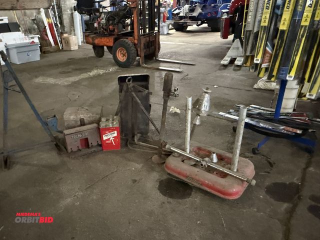 Lot 1-1232 - Lot of assorted vintage automotive related items, includes (1) Snap-On (model unknown) vintage porta...