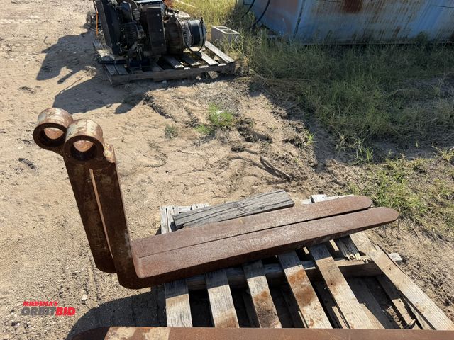 Lot 1-9557 - Skytrak fork, fork is 48" long x 4" wide
