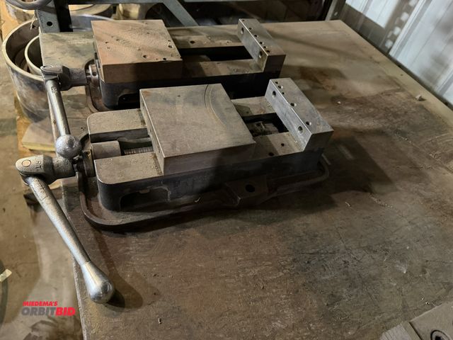 Lot 1-15864 - Lot of (2) 6" machinists vises with handles, in working condition.