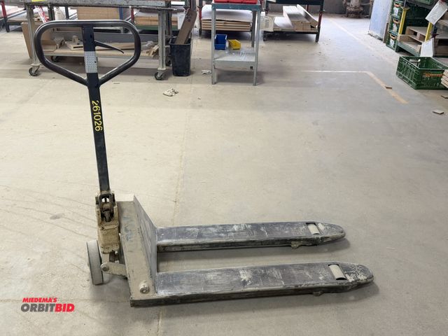 Lot 1-16153 - (1) Crown approx. 3000 lb. capacity hydraulic pallet jack, in working condition.
