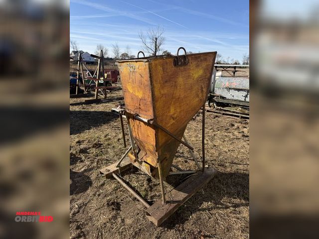 Lot 1-2925 - (1) manual concrete chute, forkable, manual lever switch with lift chains.