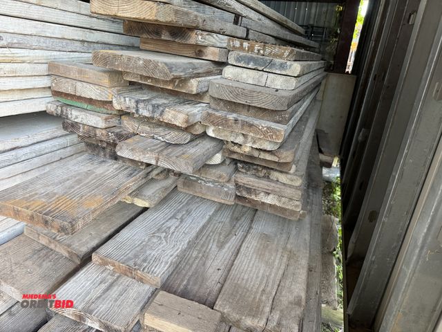 Lot 1-2661 - Large lot of 8' and 6' wood scaffolding planks. (Greg)